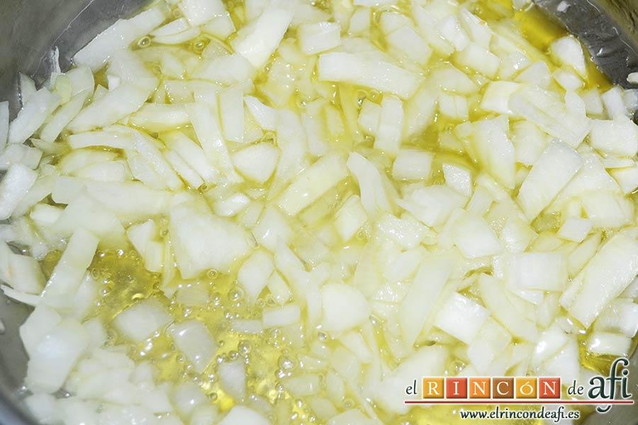 Raviolis empanados con salsa de tomate, atún y bacon, picar la cebolla y pocharla con aceite de oliva