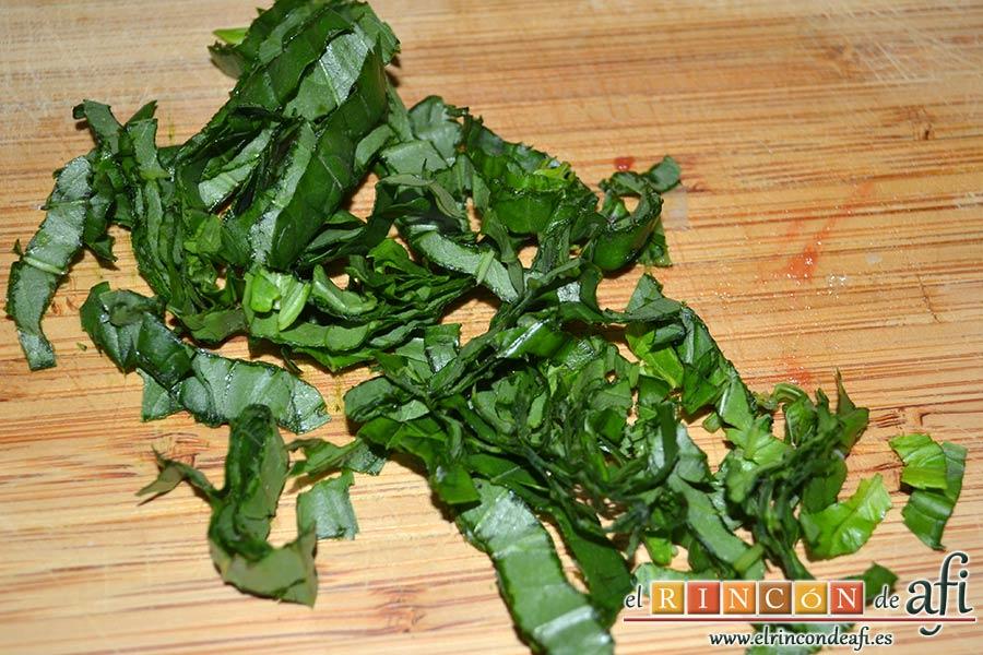 Raviolis empanados con salsa de tomate, atún y bacon, picar unas hojas de albahaca fresca