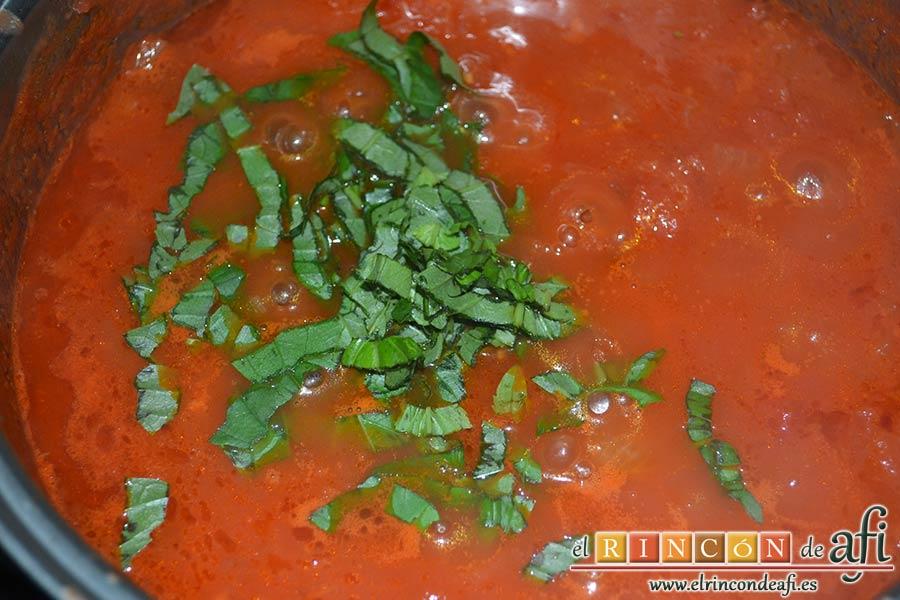 Raviolis empanados con salsa de tomate, atún y bacon, añadirlas al tomate