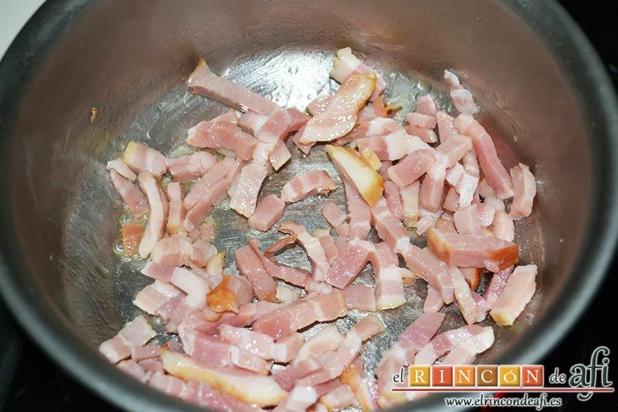 Raviolis empanados con salsa de tomate, atún y bacon, dorar las tiras de bacon
