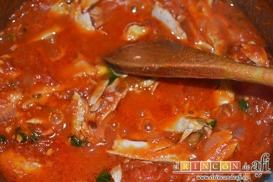 Raviolis empanados con salsa de tomate, atún y bacon, dejar cocinar a fuego bajito unos cinco minutos