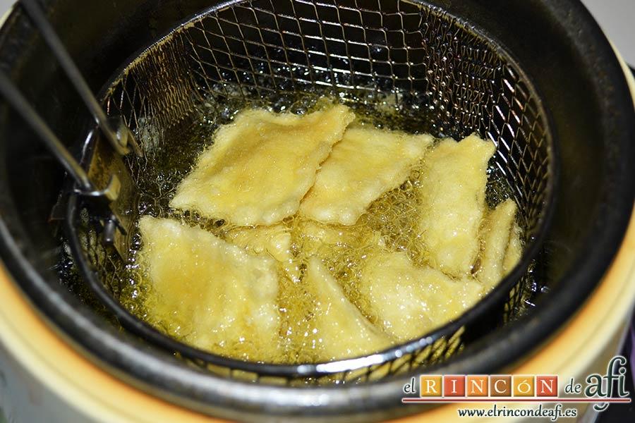 Raviolis empanados con salsa de tomate, atún y bacon, freír los raviolis en aceite de oliva