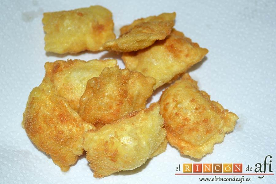 Raviolis empanados con salsa de tomate, atún y bacon, ponerlos sobre papel de cocina para absorber el exceso de aceite