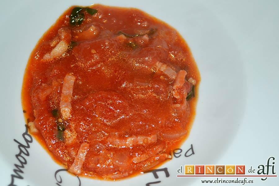 Raviolis empanados con salsa de tomate, atún y bacon, emplatar poniendo una cama de salsa y encima los raviolis