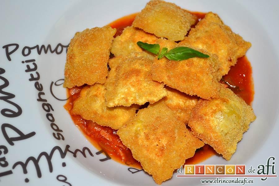 Raviolis empanados con salsa de tomate, atún y bacon, sugerencia de presentación