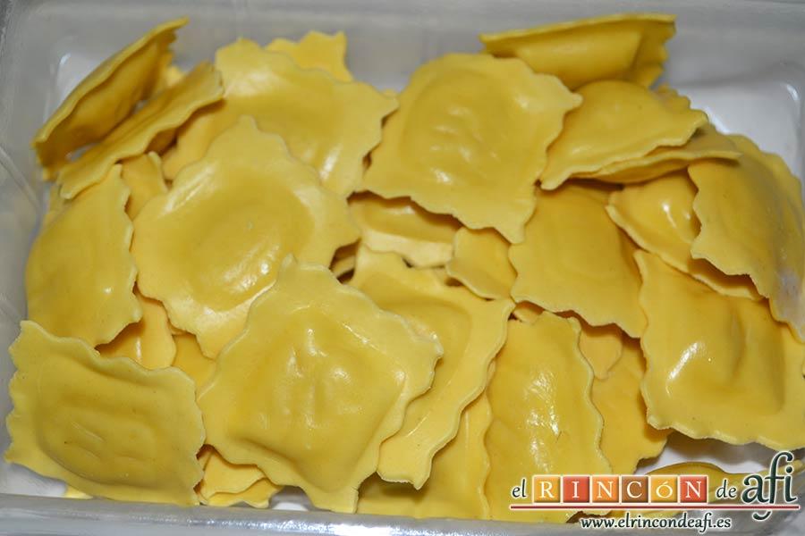 Raviolis empanados con salsa de tomate, atún y bacon, abrir el recipiente de los raviolis