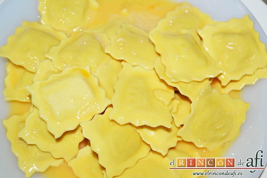 Raviolis empanados con salsa de tomate, atún y bacon, pasarlos por el huevo batido