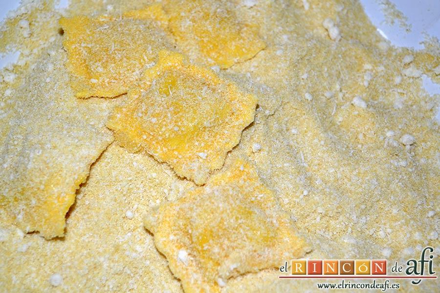 Raviolis empanados con salsa de tomate, atún y bacon, pasarlos por el pan y el queso rallado