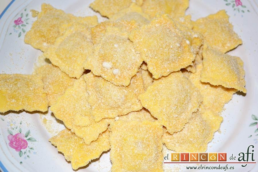 Raviolis empanados con salsa de tomate, atún y bacon, irlos pasando a un plato