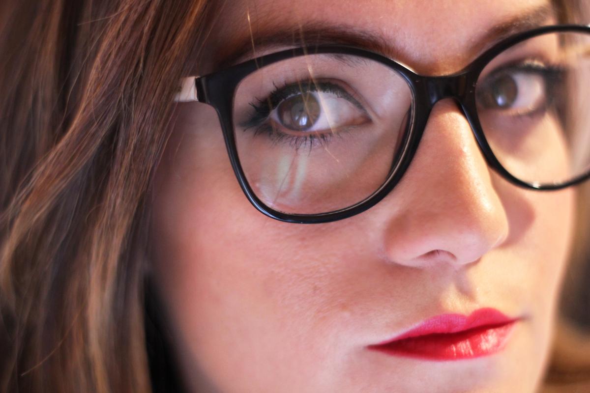 Maquillaje gafas detalle