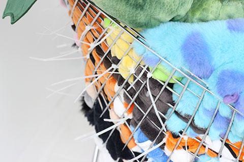 Detalle de cómo anudar los peluches