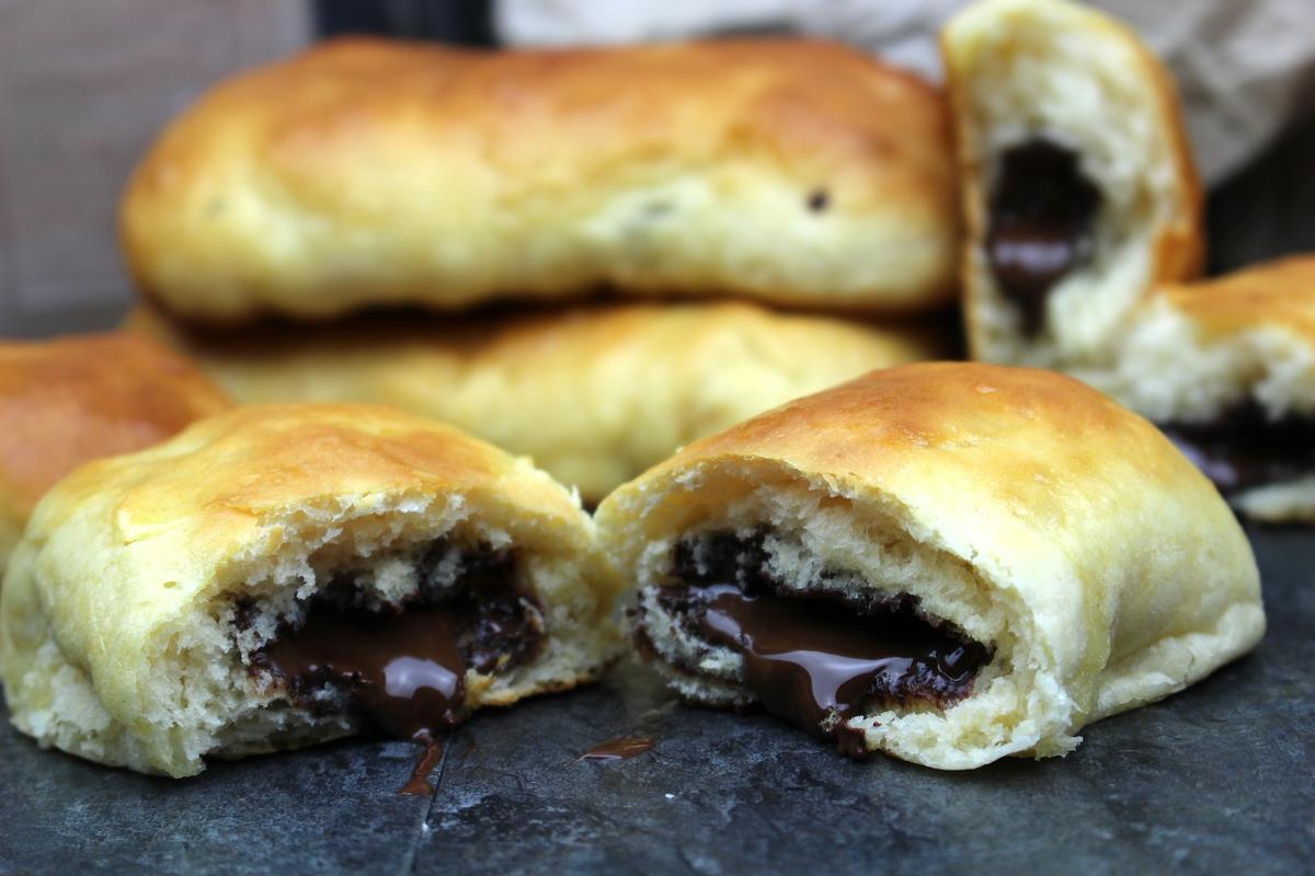Bollicao casero sin lactosa. Bollitos rellenos de chocolate