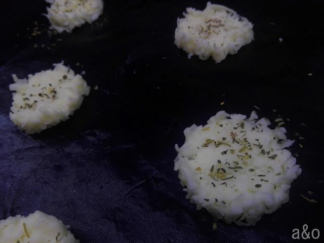 Aromatizamos el queso con diversas hierbas aromáticas.