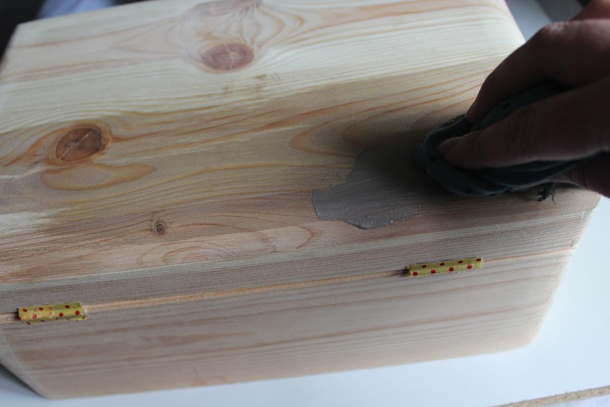 Costurero DIY - Paso 2 - Pintar el fondo con un trapo 2