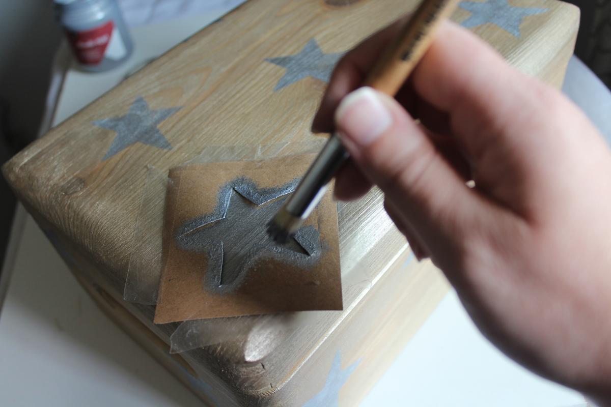 Costurero DIY - Paso 3 - Pintar estrellas con nuestra plantilla