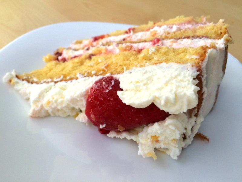 Trocito de tarta de fresas con nata (crema de leche)