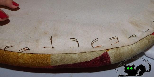 Quitamos las grapas del antiguo tapizado