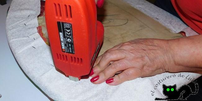 Grapamos la tela al asiento de la silla