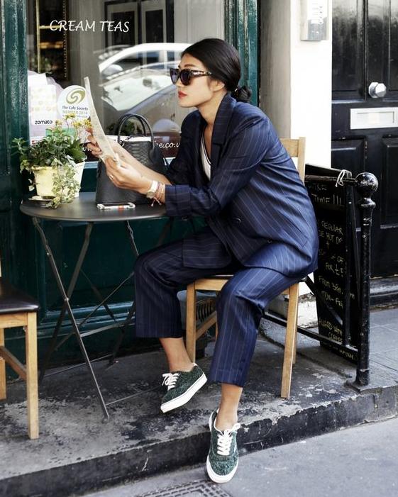 Traje con zapatillas