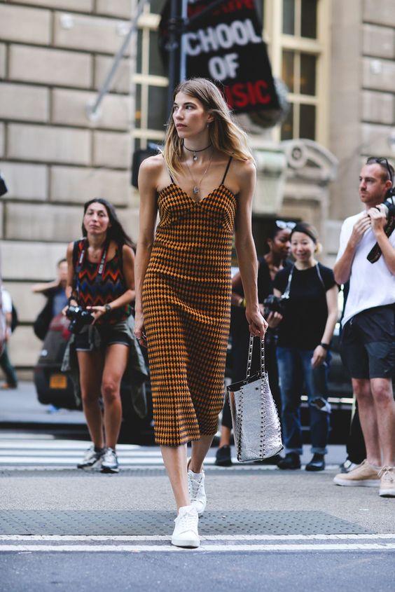 Vestido muy femenino con deportivas