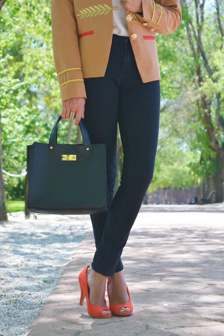 Look con zapatos rojos