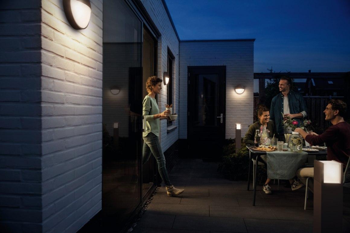 Outdoor lums_TRLIE_Image 2b_Party outside_Capricorn without sensor_ON_2016