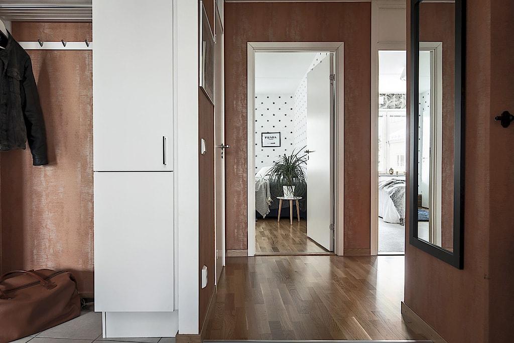 Paredes_de_papel_pintado_decoración_recibidor_contraste_colores