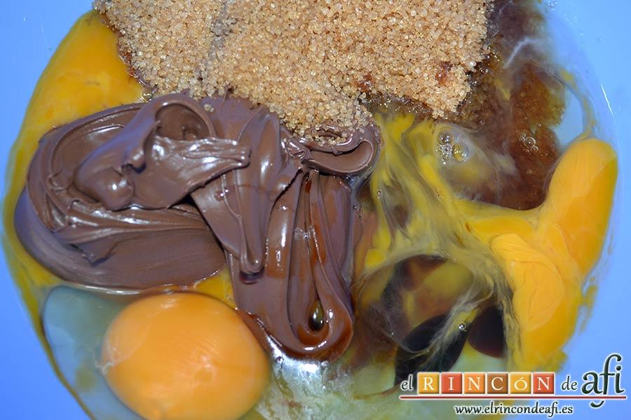 Brownie de Nutella, añadir los huevos, el azúcar moreno y el extracto de vainilla