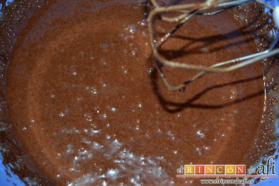 Brownie de Nutella, mezclar con varillas eléctricas