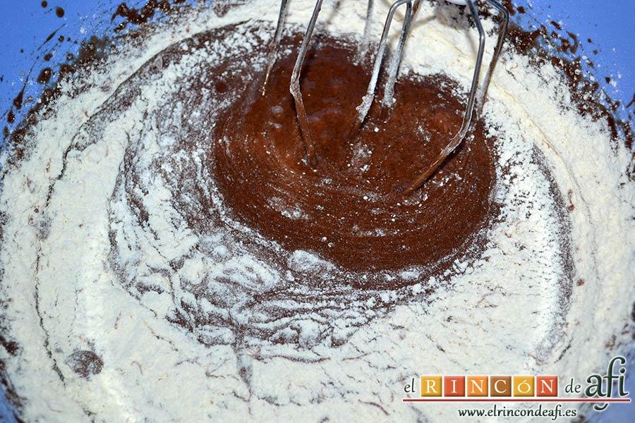 Brownie de Nutella, añadir la harina tamizada poco a poco