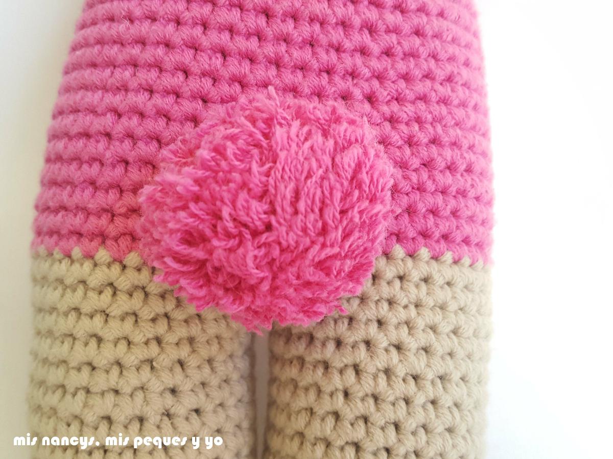 mis nancys, mis peques y yo, conejo bípedo amigurumi, detalle pompón en la colita