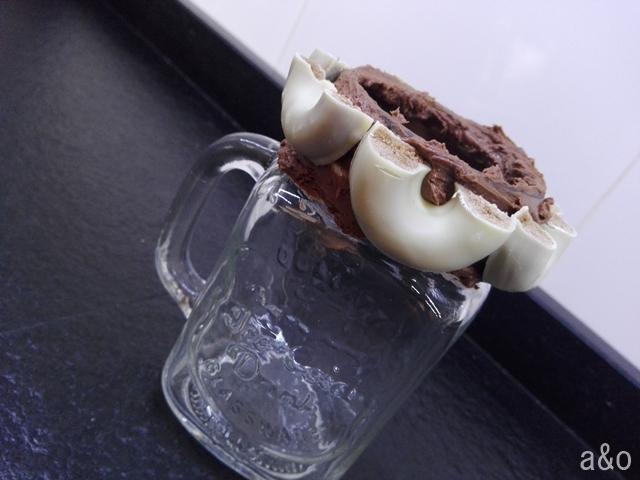 Pintamos la boca de la jarra con crema de cacao.