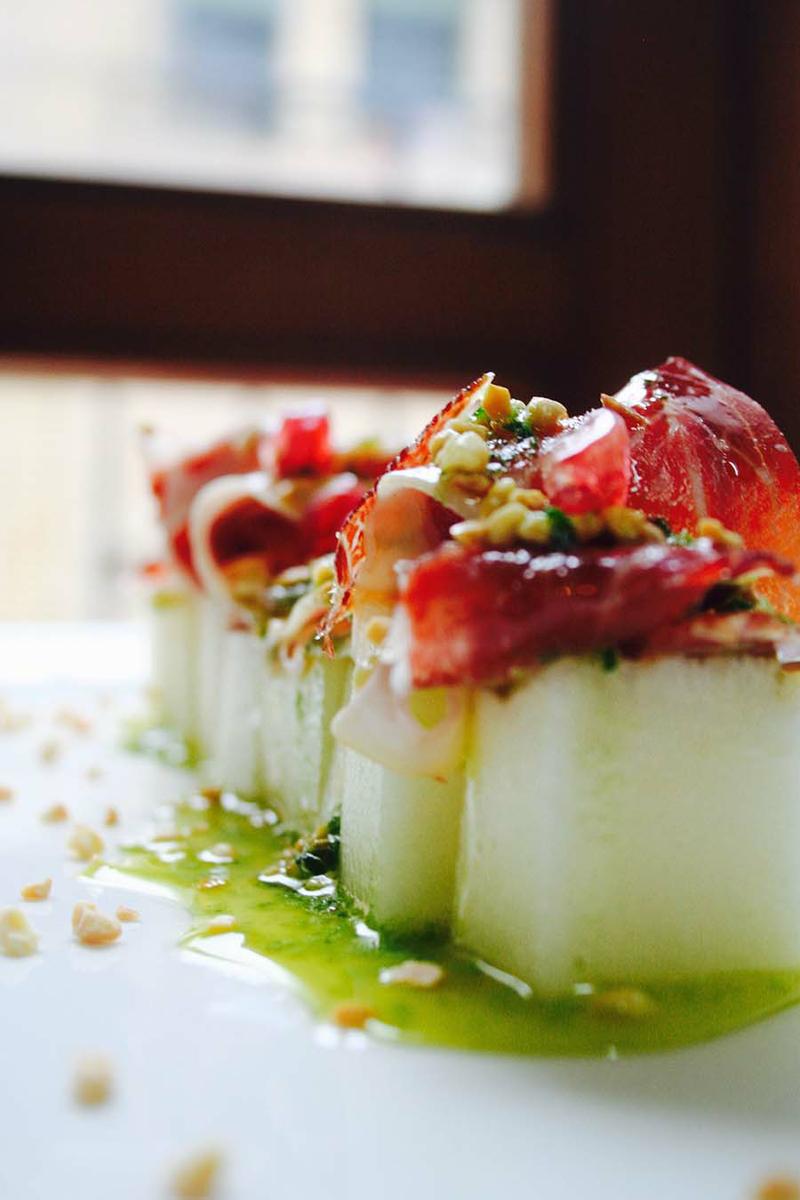melón con jamón ibérico, almendras y aceite de ajo y perejil