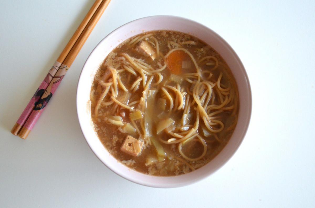 Sopa de noodles vegana