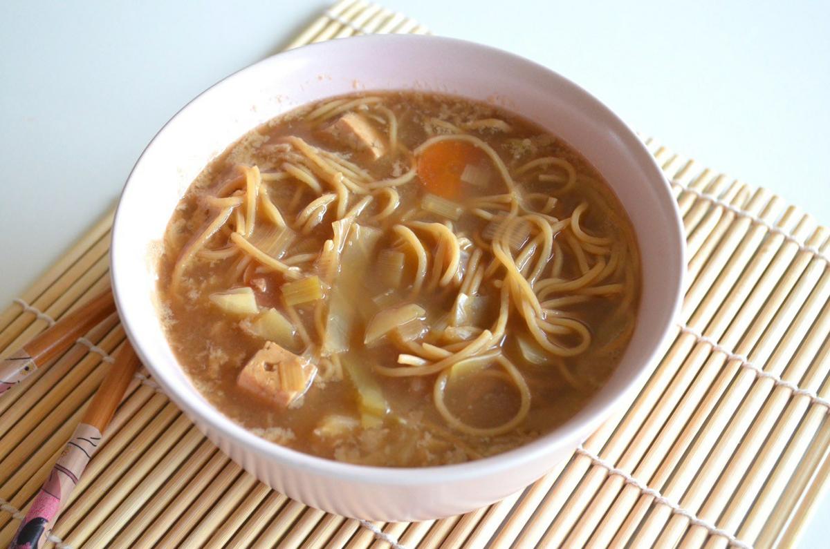 Sopa de noodles vegana