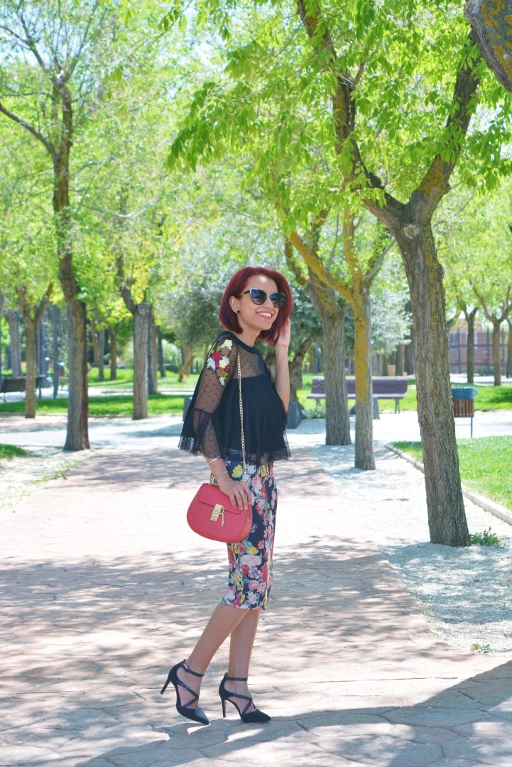 Outfit con top y falda flores