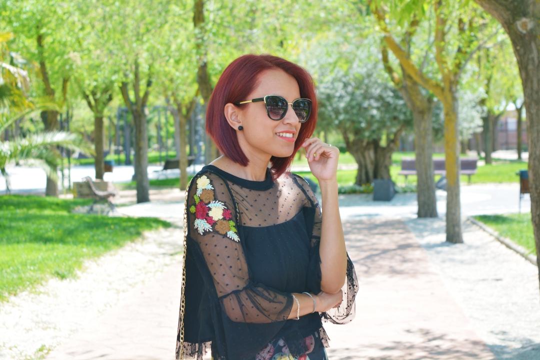 Top con parches de flores