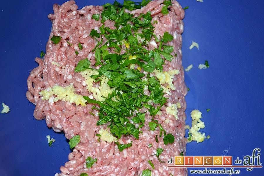 Fusilli con salsa de pimientos de piquillo y minialbóndigas, poner en un bol las carnes molidas, los ajos prensados y el perejil picado