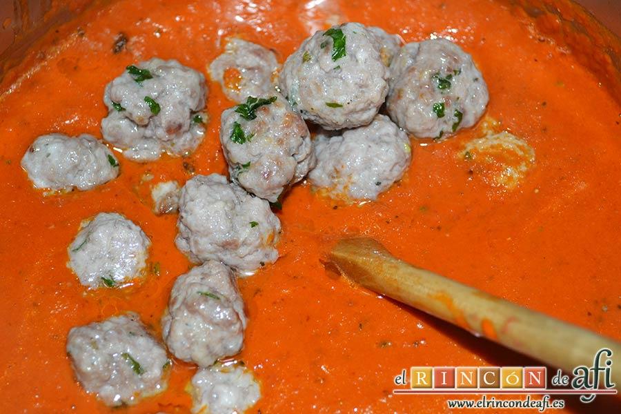 Fusilli con salsa de pimientos de piquillo y minialbóndigas, una vez hechas añadirlas a la salsa