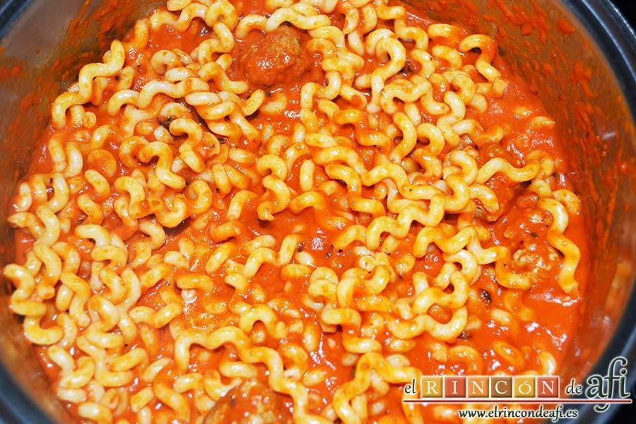 Fusilli con salsa de pimientos de piquillo y minialbóndigas, volcarlos en el caldero con la salsa