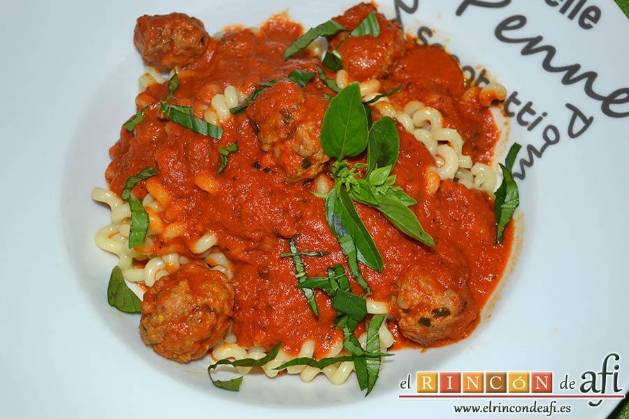Fusilli con salsa de pimientos de piquillo y minialbóndigas, sugerencia de presentación