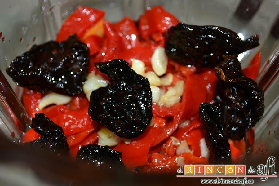 Fusilli con salsa de pimientos de piquillo y minialbóndigas, añadir los ajos fritos y los tomates secos en aceite