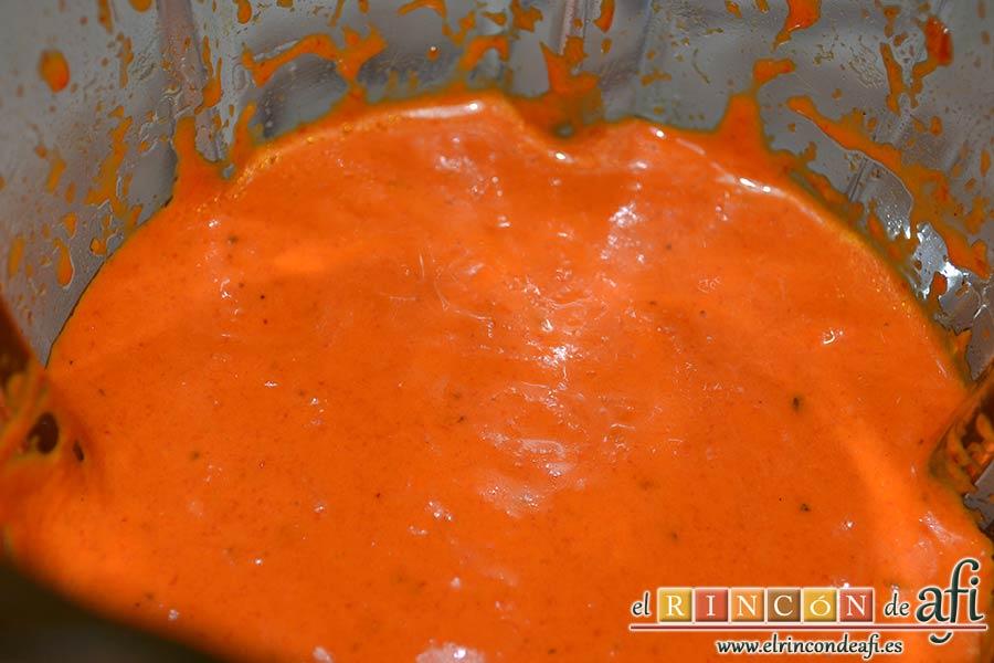 Fusilli con salsa de pimientos de piquillo y minialbóndigas, añadir una parte del aceite de haber frito los ajos y triturar bien