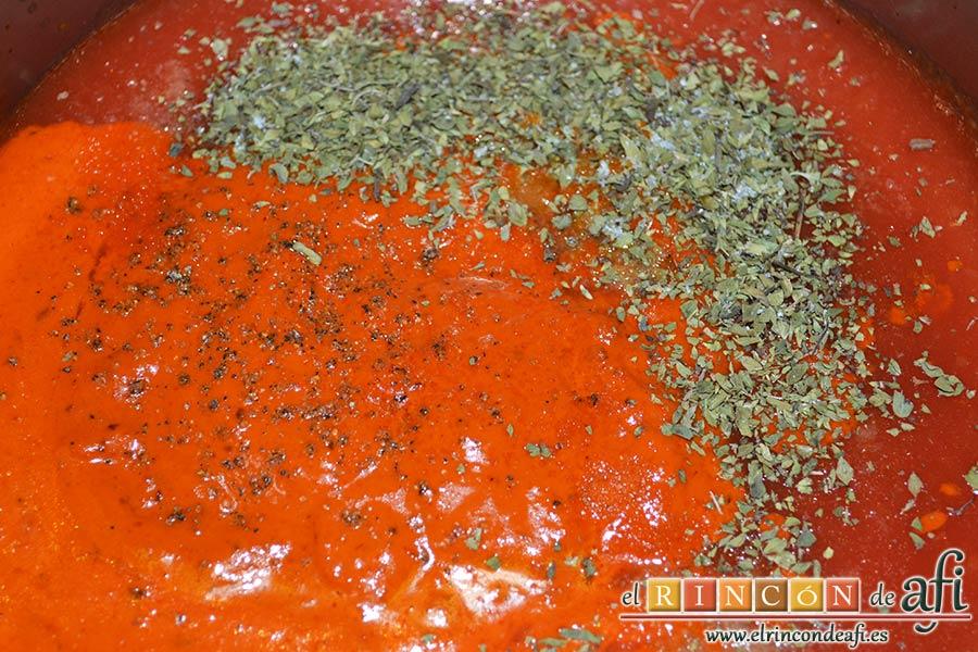 Fusilli con salsa de pimientos de piquillo y minialbóndigas, volcar la salsa a un caldero, añadir el aceite sobrante de los ajos, orégano, salpimentamos al gusto y dejar guisar a fuego moderado