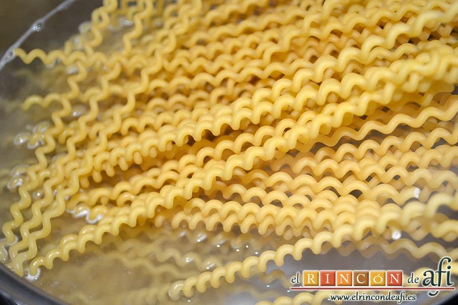 Fusilli con salsa de pimientos de piquillo y minialbóndigas, hacer la pasta en abundante agua hirviendo