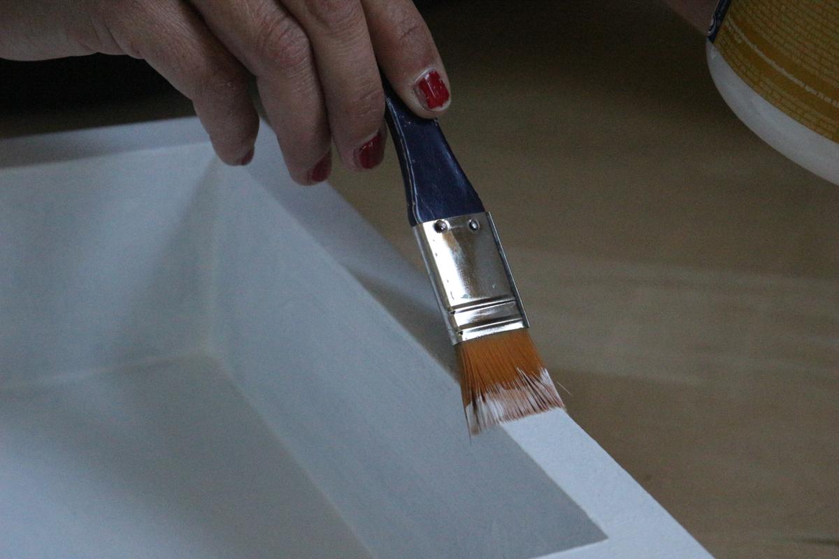 10. DIY_RENOVAR_DORMITORIO_EGGSHELL_PAINT_mesita