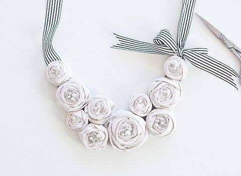 collar con rosas de tela