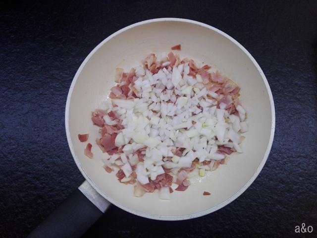 En una sartén echamos el bacon y la cebolla.