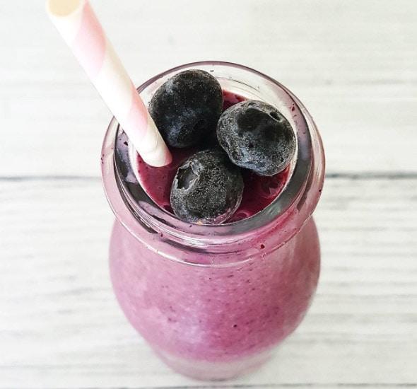 smoothie quema grasa de piña y arándanos