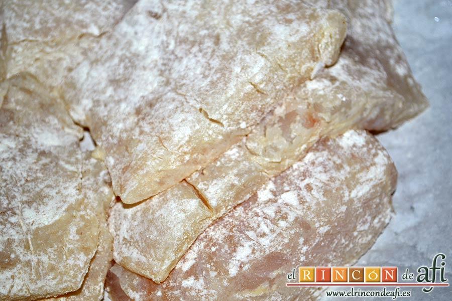 Bacalao rebozado con pimentón, pasar el bacalao troceado por harina
